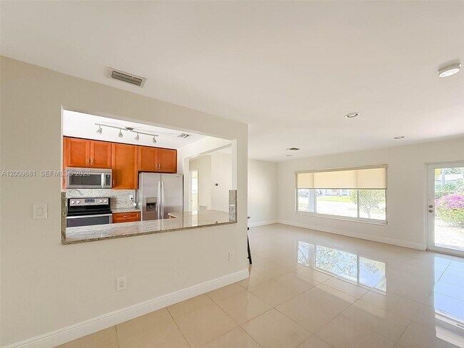 Photo - 321 NE 29th St