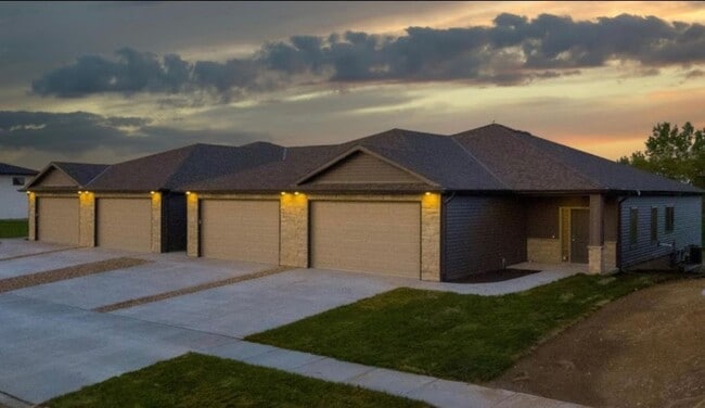 Building Photo - Located in SE Lincoln! Newer ranch townhome with 2 stall garage. Spacious 3 bedrooms/3 bathroom, ...