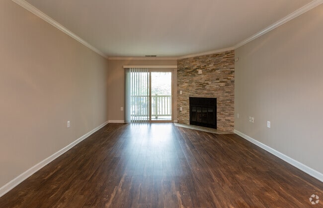 1BR, 1BA - 781 SF