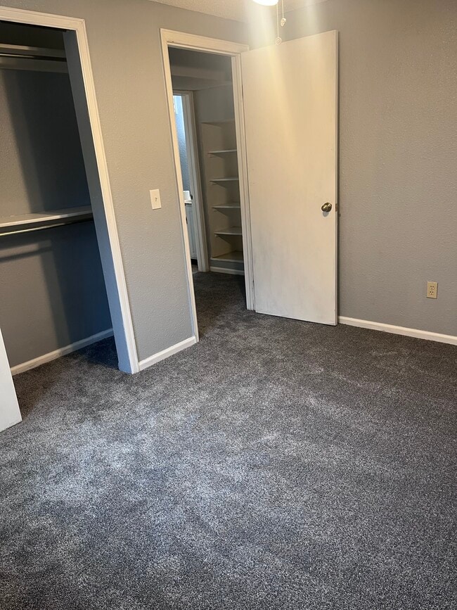 Dormitorio + armario - 2618 S Lewiston St