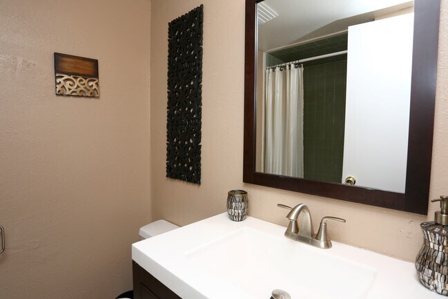 2BR, 2BA - 948SF - Master Bathroom