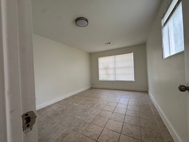 Photo - 2304 W 58th St