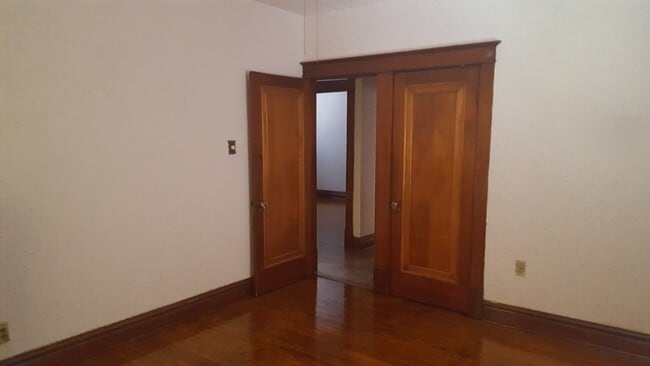 5126 Lexington Ave Unit 2
