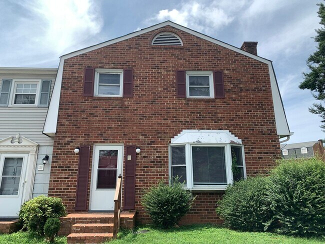 Building Photo - End Unit Townhome off Old Forest Road