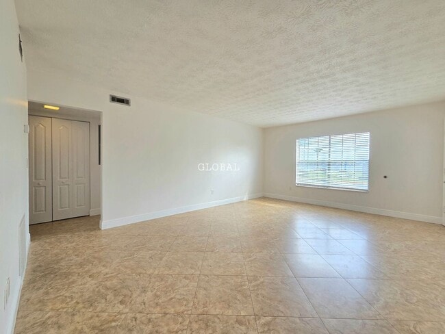 Photo - Lakefront First-Floor Condo in Camelot by the Lake, Orlando Unidad N-13