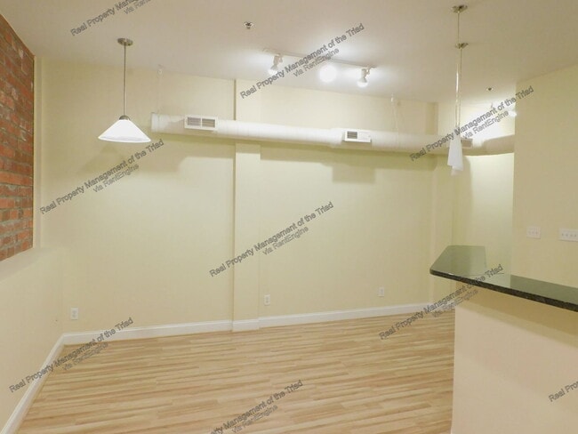 Photo - 220 W Market St Unidad 105