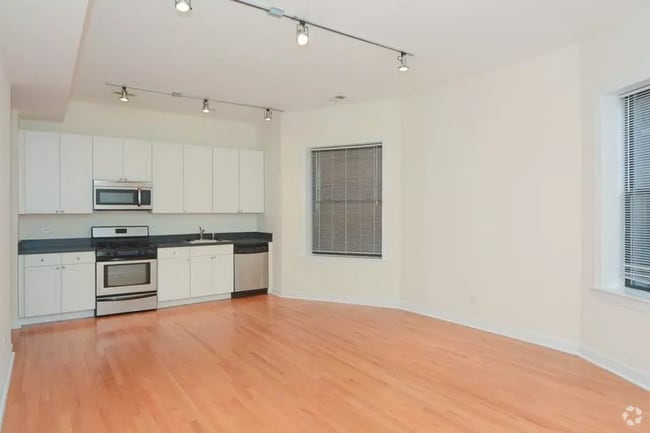Building Photo - 4712 N Sheridan Rd Rental