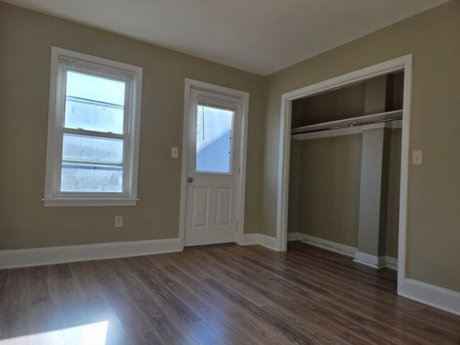 Photo - No Brokers Fee, In-Unit Laundry, Eat-in Kitchen, Large bedrooms, 3 Full Bathrooms