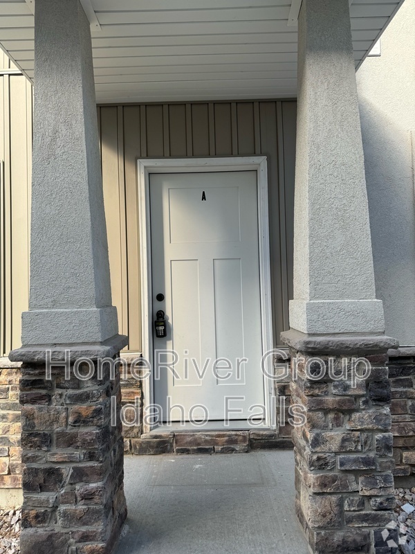 Building Photo - 660 S Saturn Ave Rental