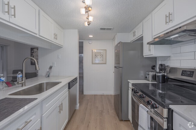 1BR, 1BA - 700SF - Kitchen