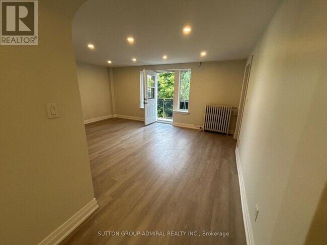 Photo - 697 Eglinton Ave W Unité 301