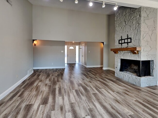 Photo - 2111 El Dorado Way