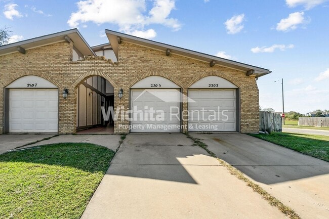Building Photo - 2305 S White Oak Dr Unit 1