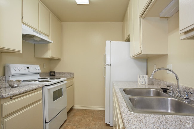 Studio, 1BA - 530 SF