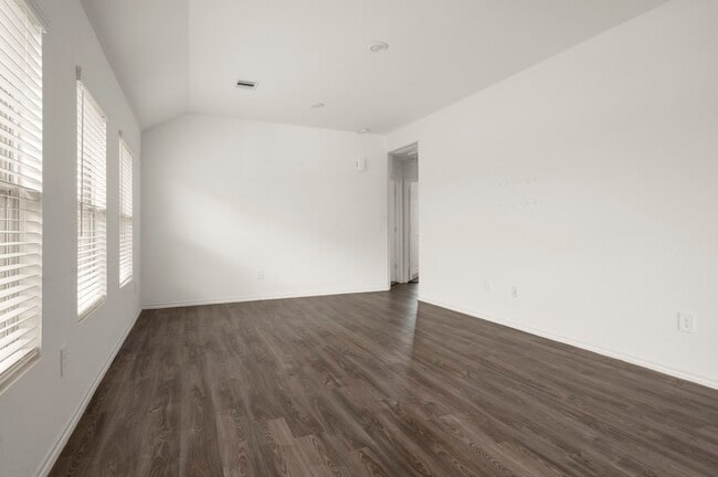Photo - 843 Deerhurst Ln