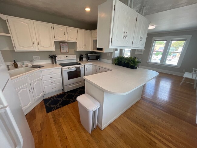 3501 Center St Unit Upstairs