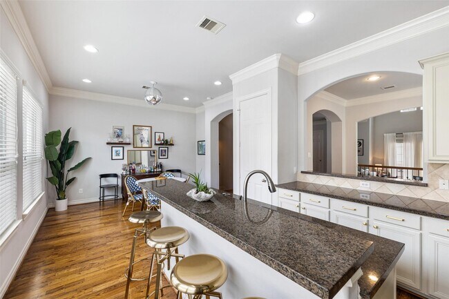 Photo - 2712 Sherwin St