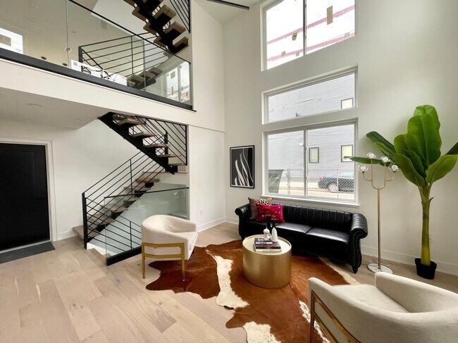 Photo - 2610 E Hagert St