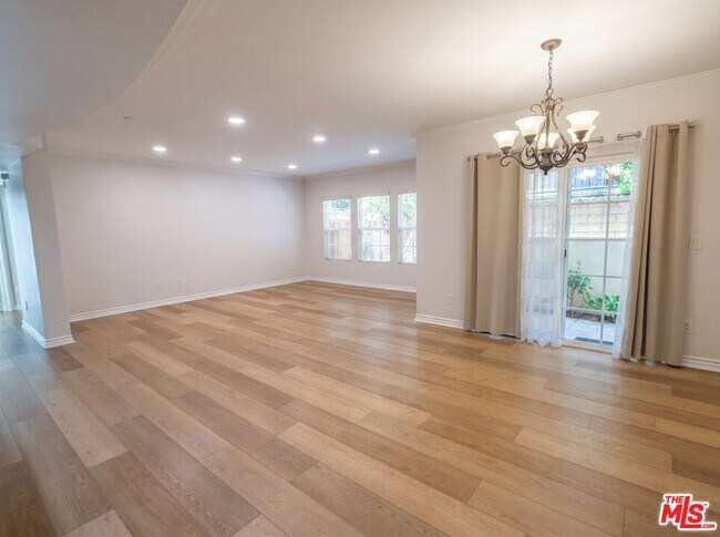Photo - 4832 Whitsett Ave Unit 105