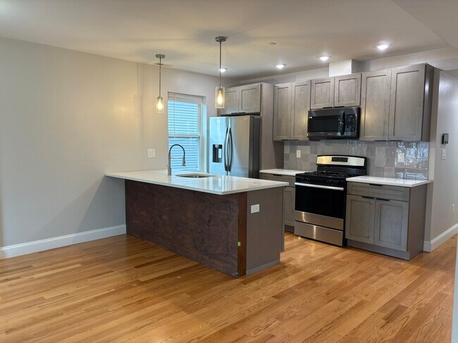 Building Photo - 595 Main St Unit 201