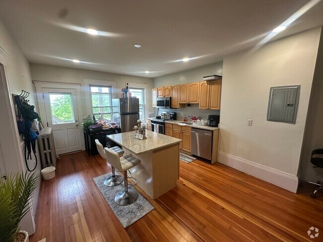 Building Photo - 118 Gladstone St Unit 1 Rental