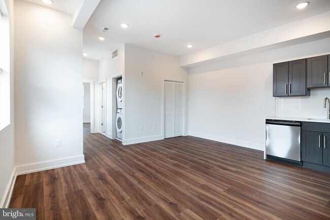 Photo - 212 Manheim St