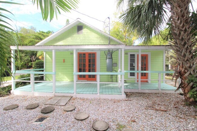 Building Photo - 1745 Oak St Rental