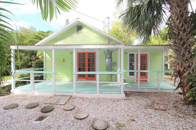 Photo - 1745 Oak St House