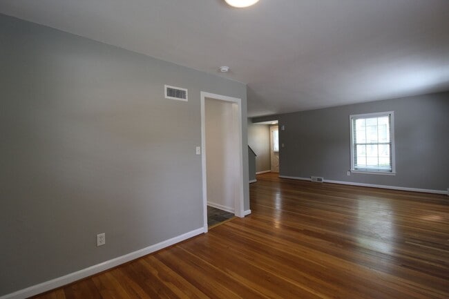Photo - May FREE On This 2 Bedroom 1 Bath Duplex In The Waldo Area