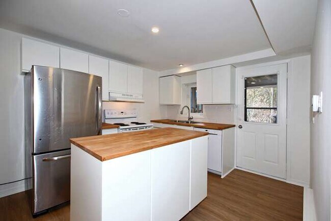 Photo - High Park- SPACIOUS Renovated 2/3 Bdr or Den /1Bath $3290/mth incl. Utilities Unit 4