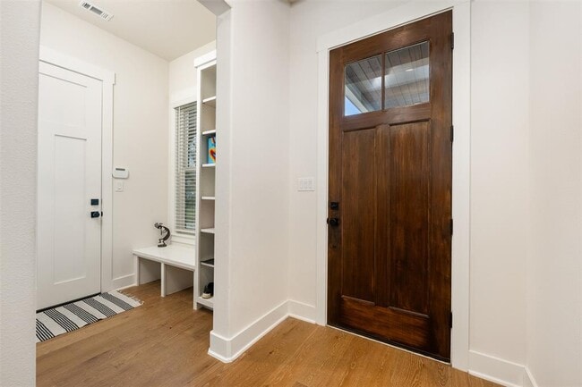 Photo - 510 E 7th St