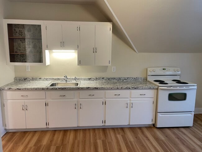 157 College St Unit 3
