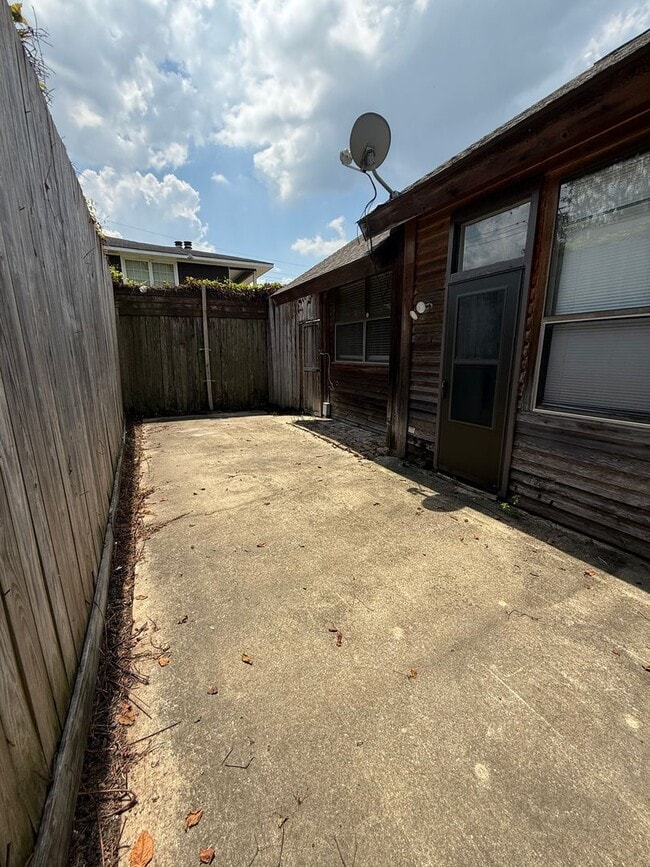 Building Photo - Cozy Efficiency with private backyard Rental