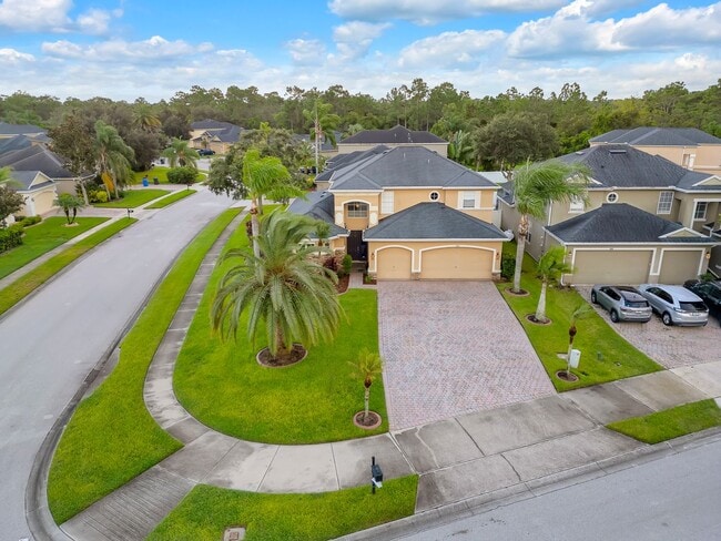 Building Photo - For Rent: Luxurious 4 Bed/3.5 Bath Home wi...