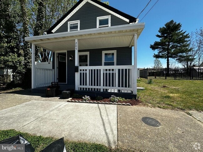 Building Photo - 205 S Washington St Rental