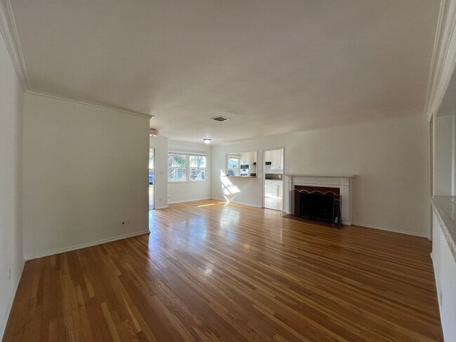 Photo - Sherman Oaks 3+2 w/upgraded kitchen + in-unit laundry!