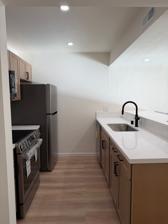 Building Photo - 2038 Ascot Dr