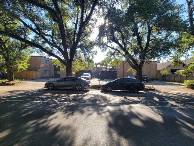 Building Photo - 1530 Heights Blvd Unit 20