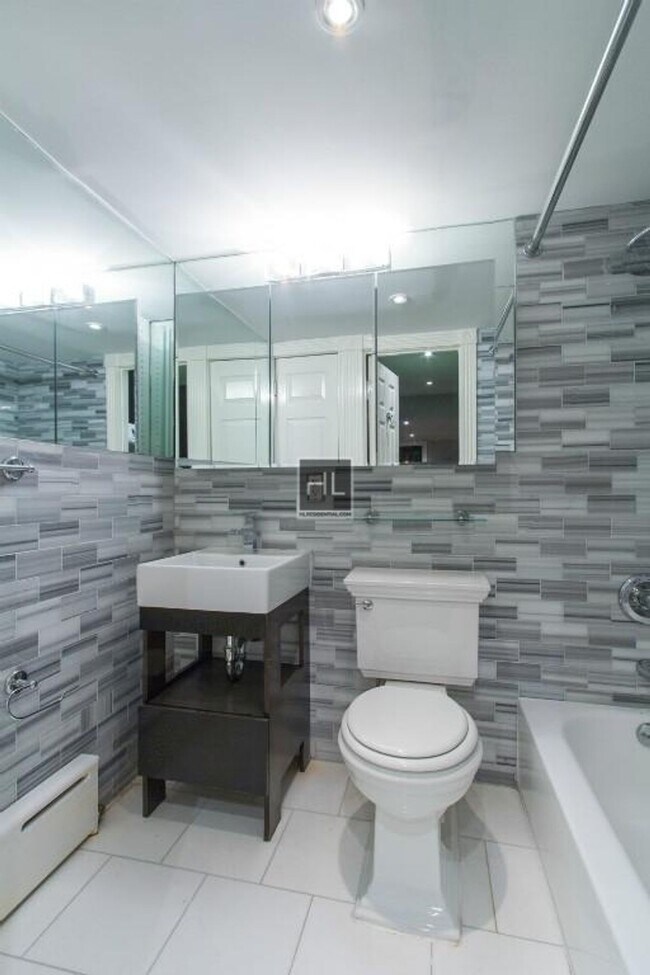 Photo - BARROW ST. Unit LL