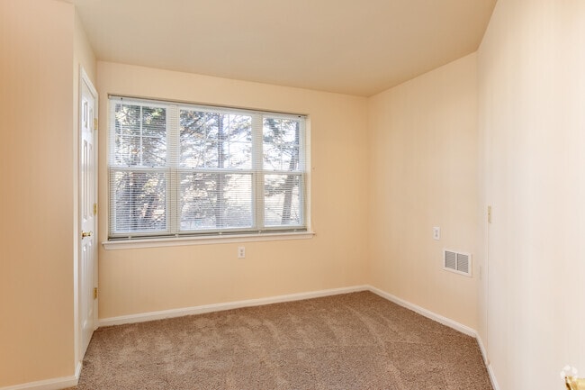 2BR, 1BA - 884SF