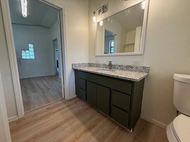 Photo - 810 N 12th St