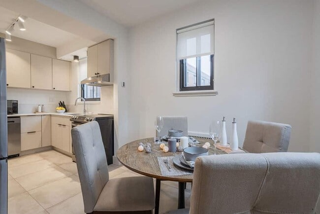 Photo - 7 Av Roosevelt Ave