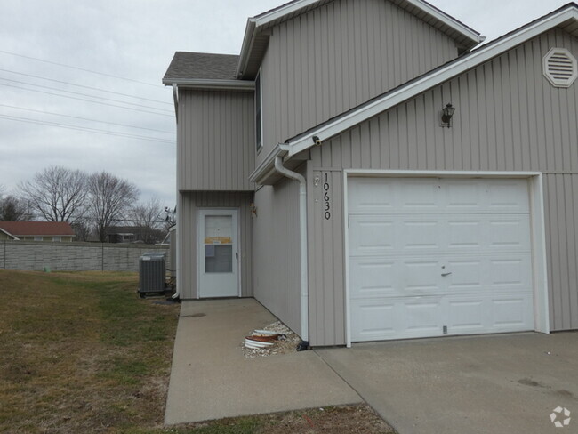 Building Photo - Beautiful Town Home in North Kansas City S...