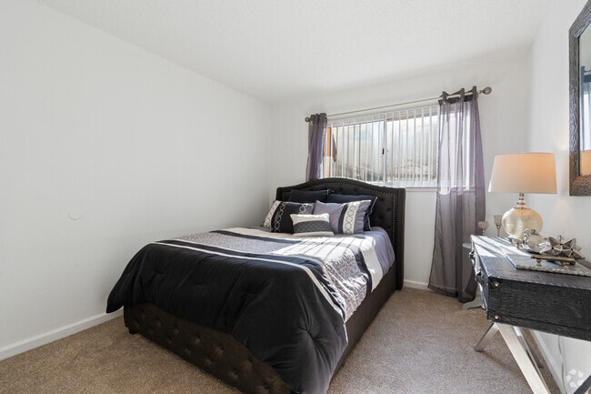 2BR, 1BA - 915SF - Secondary Bedroom