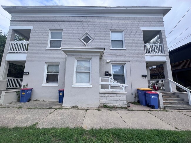 Building Photo - Upper One Bedroom - Close to Downtown Gran... Unit 200 Straight Ave SW Apt 2