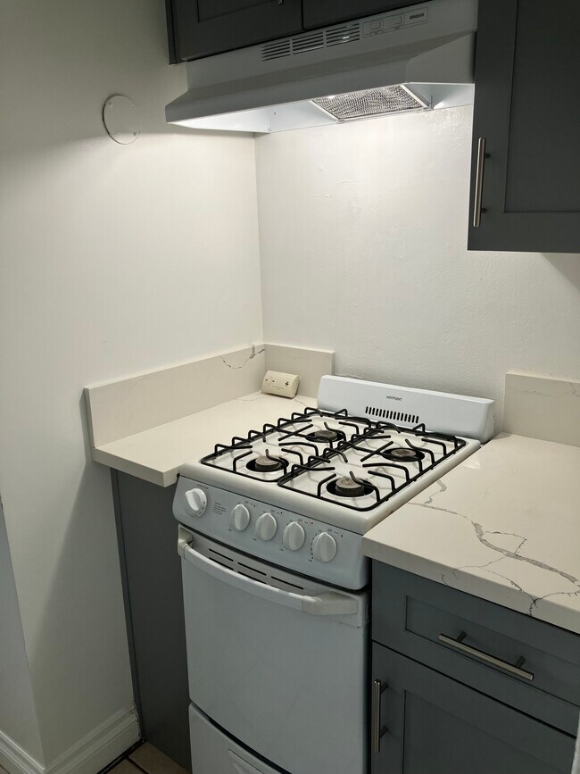 Kitchen - 1056 Cedar Ave Unit 1058