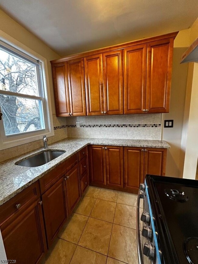 Building Photo - 33 Hayward Pl Unit 2