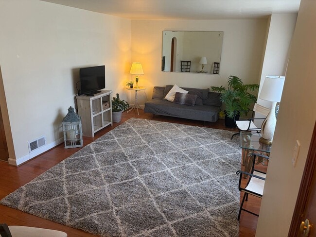 Photo - Charming 3 Bed / 1 Bath Home in Mt. Greenwood – Available Now!