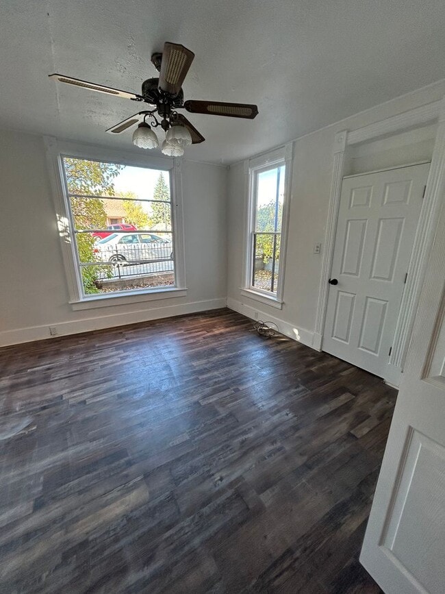 Photo - 854 S Main St