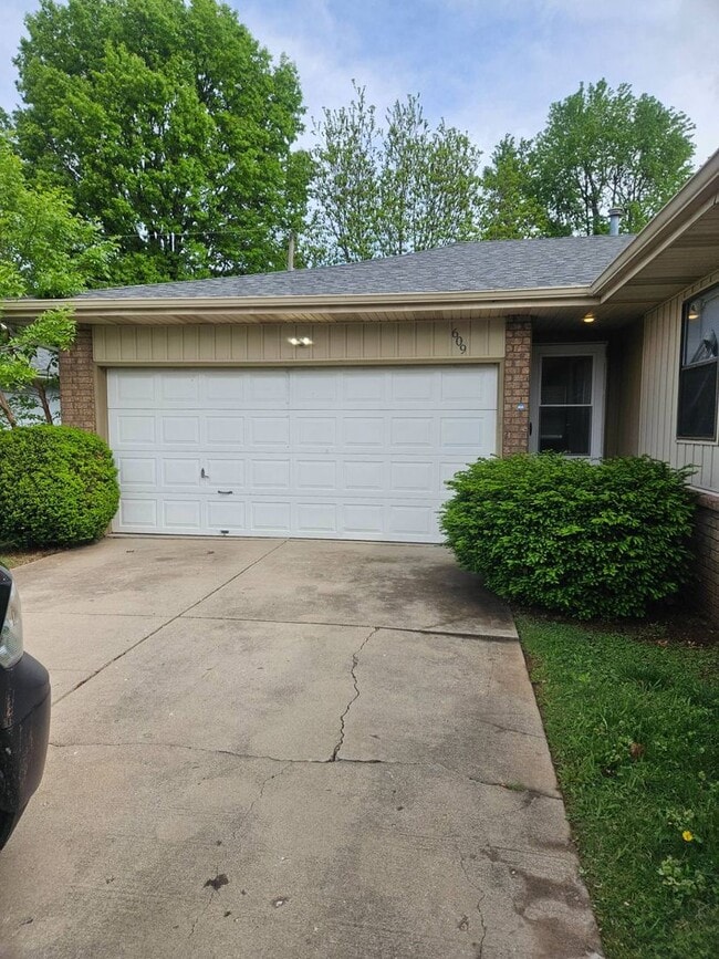 Building Photo - 607/609 W. Edgewood Unit 609